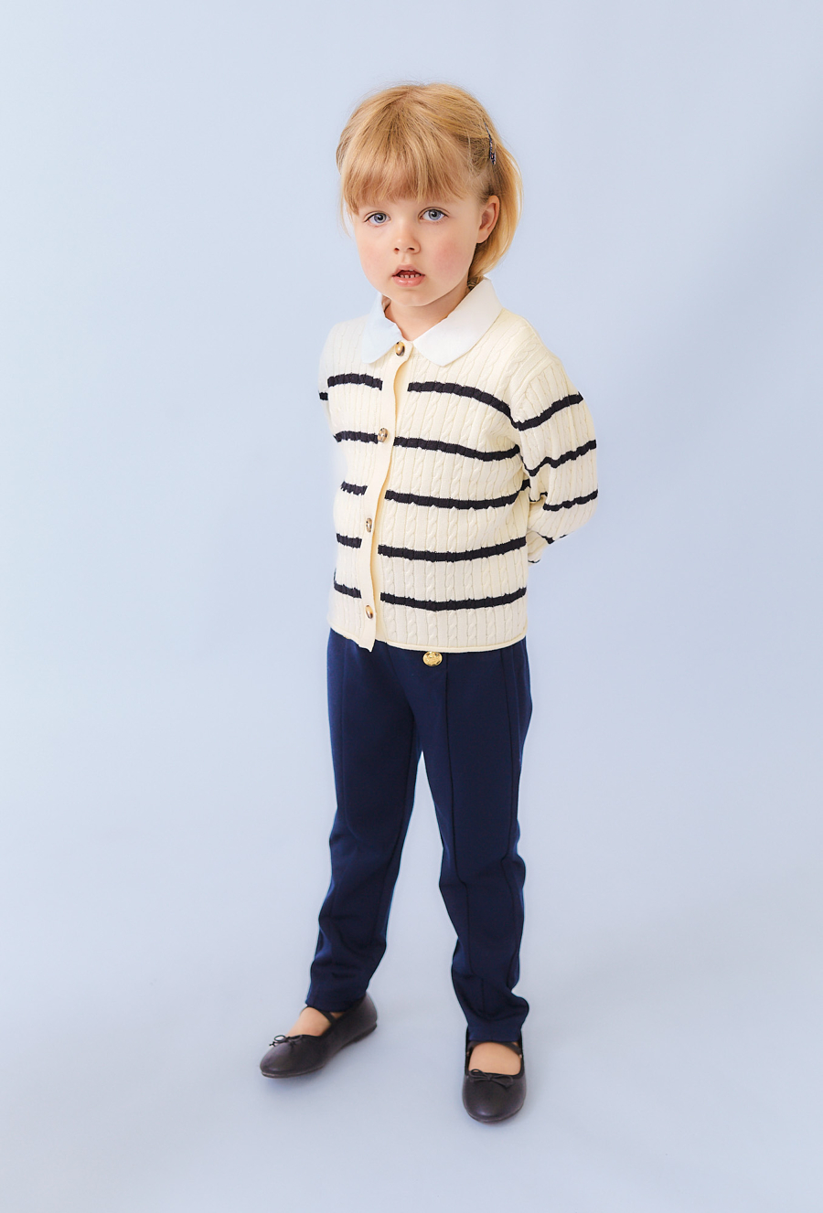 Granatowe spodnie dzianinowe dla dziewczynki – guziki.