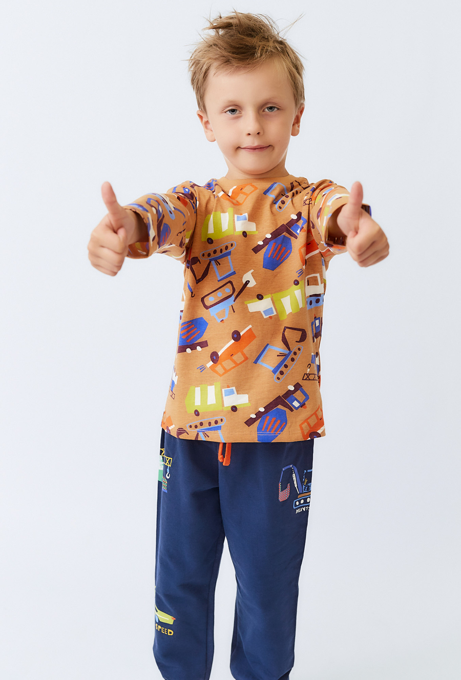Brązowa bluzka chłopięca z długim rękawem i nadrukiem pojazdów.