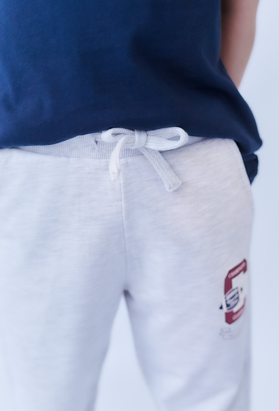 Szare spodnie dresowe chłopięce slim