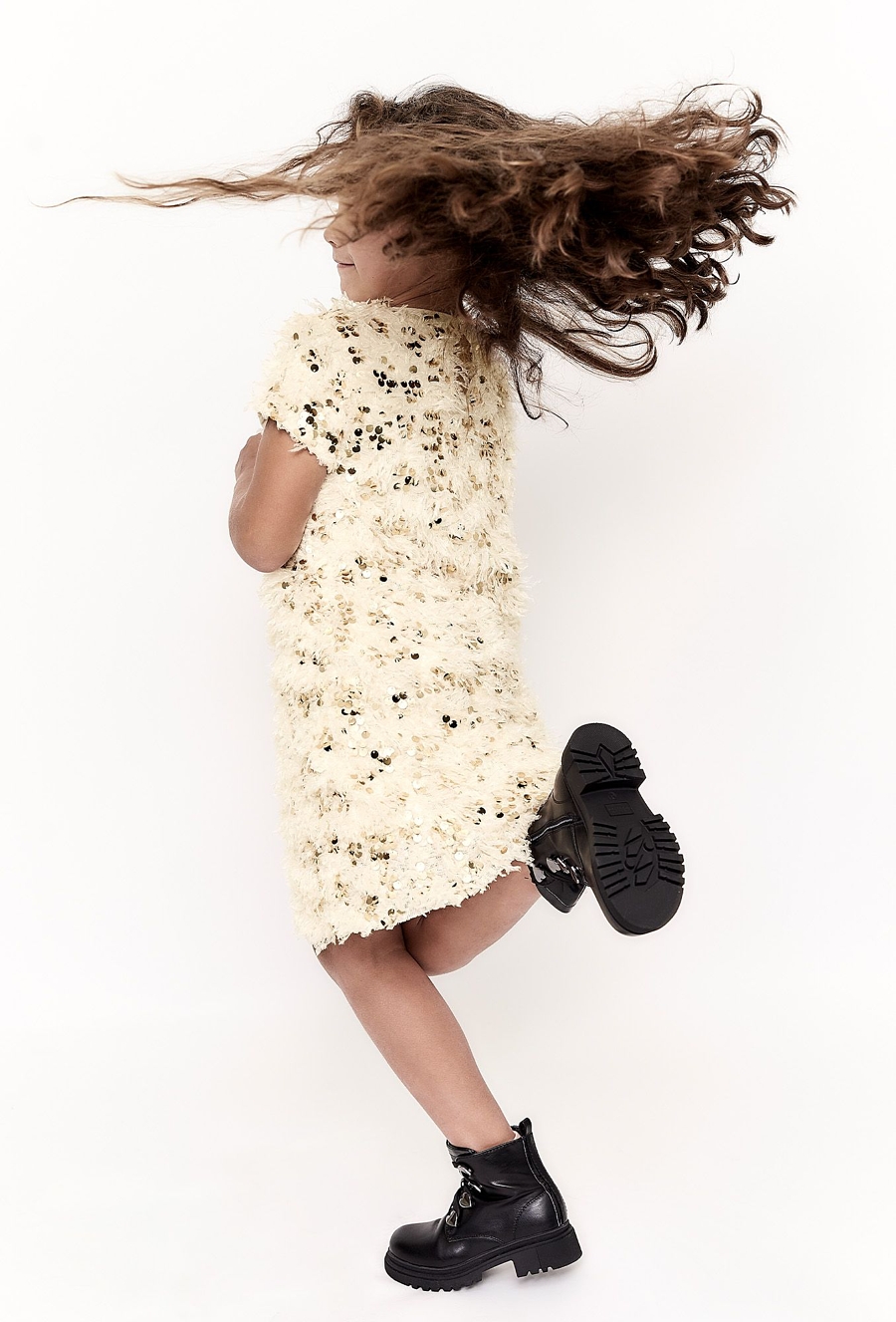 Sukienka z ótkim rękawem z cekinami