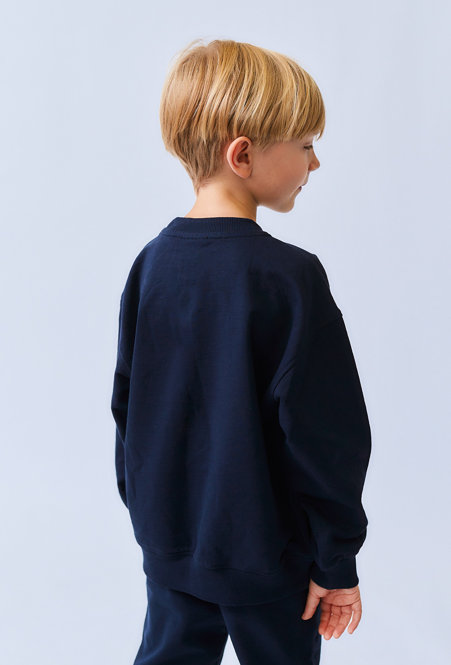 Granatowa bluza chłopięca z aplikacją towel – nierozpinana.