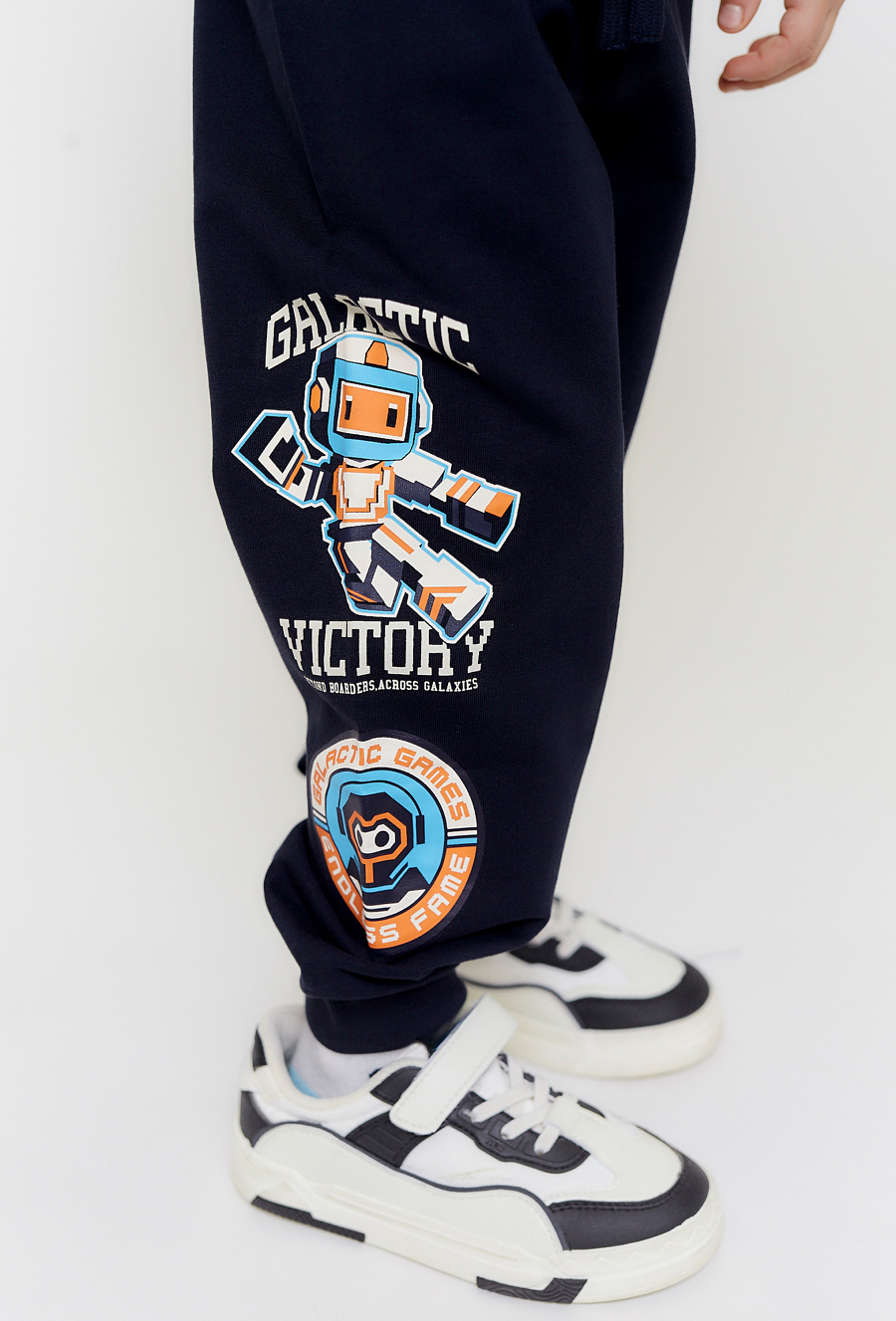 Czarne spodnie dresowe z nadrukiem