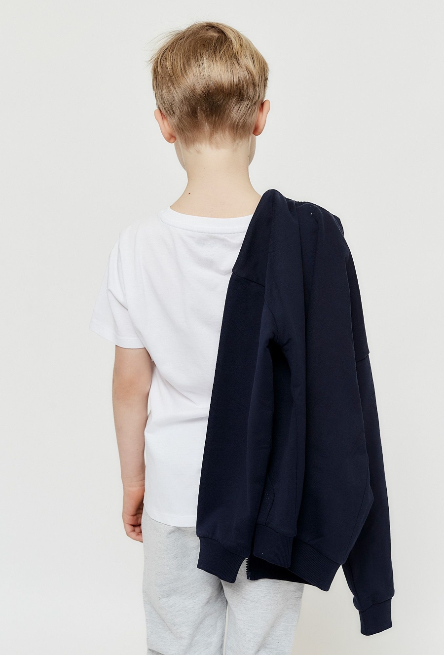 Klasyczny biały t-shirt chłopięcy