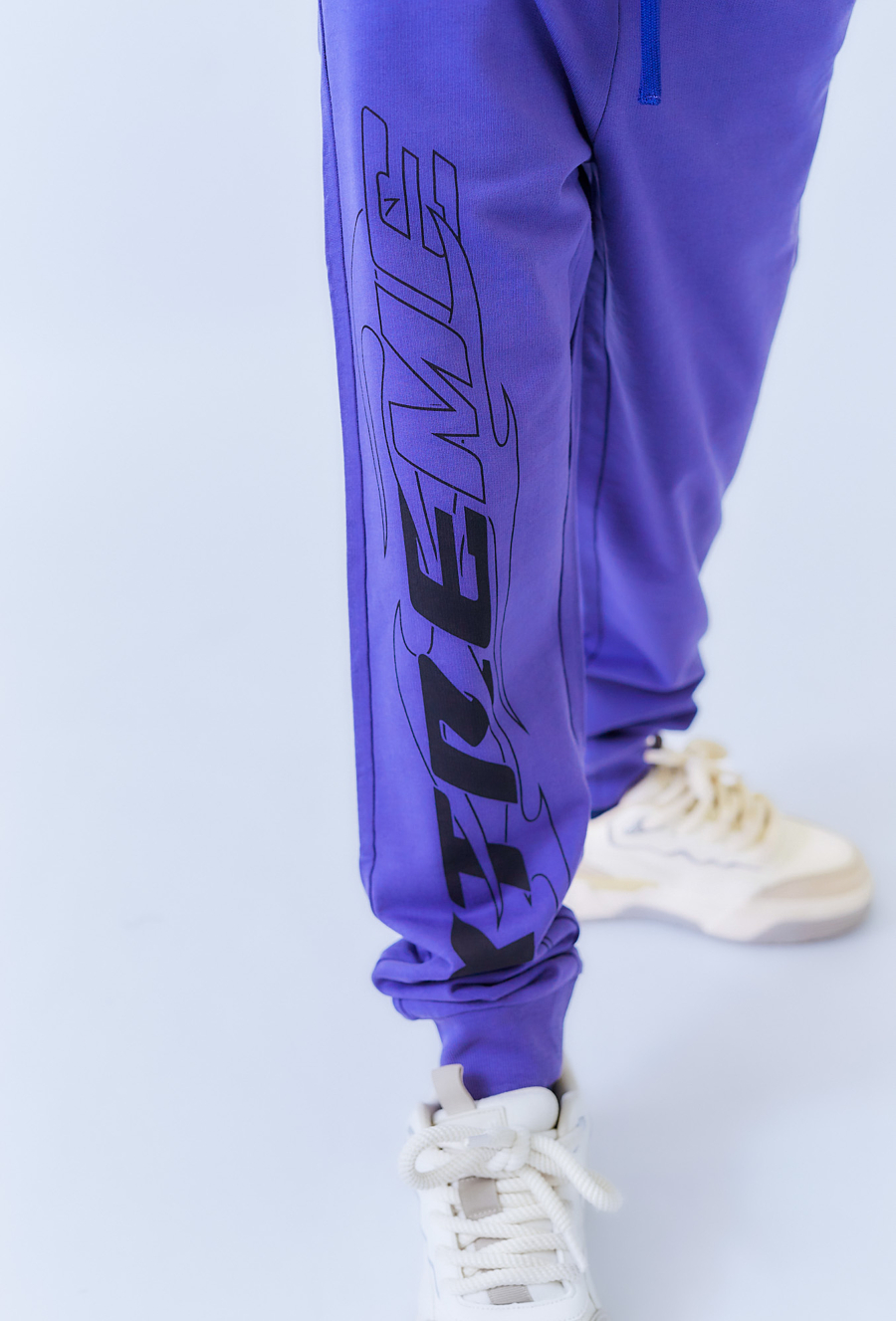 Fioletowe spodnie dresowe chłopięce slim