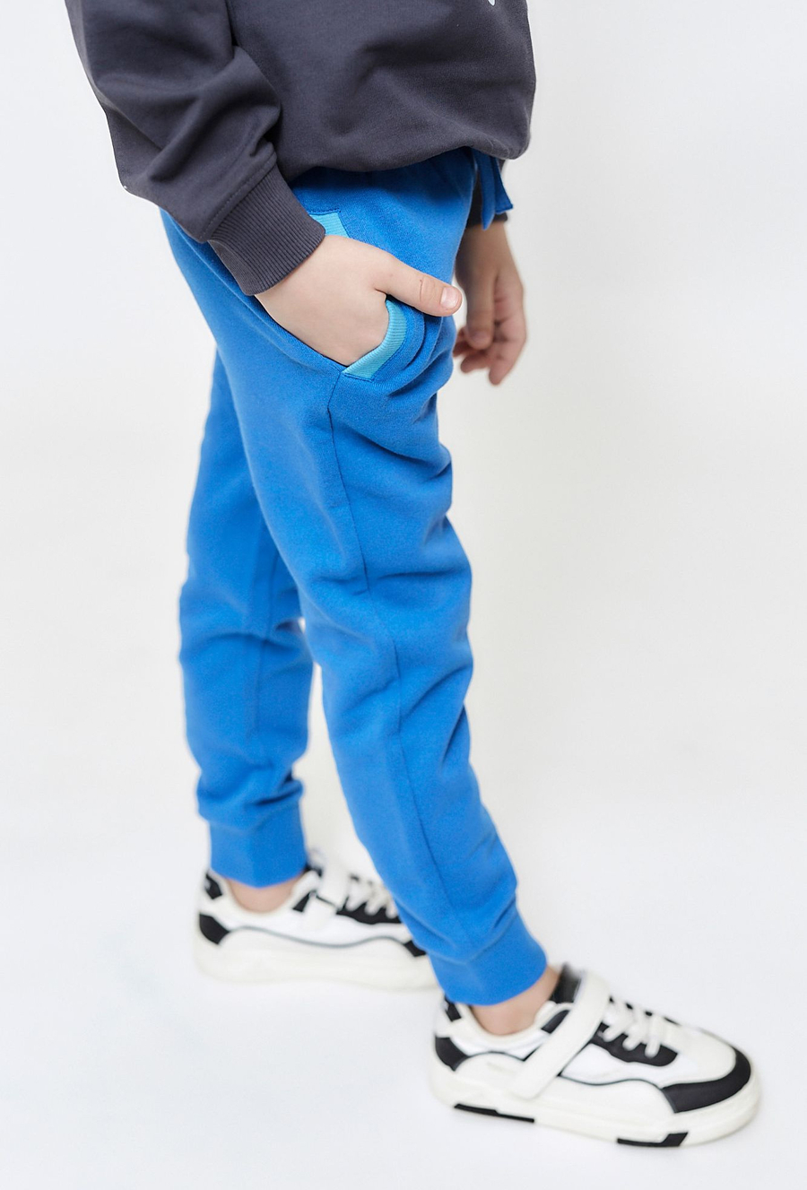 Niebieskie spodnie dresowe dla chłopca