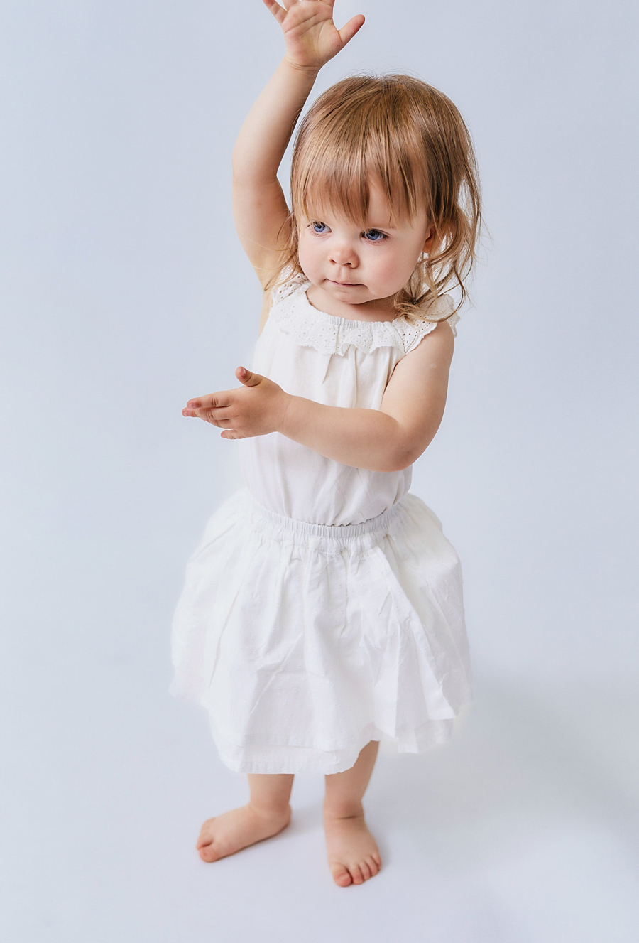 Biała spódniczka dla niemowlaka