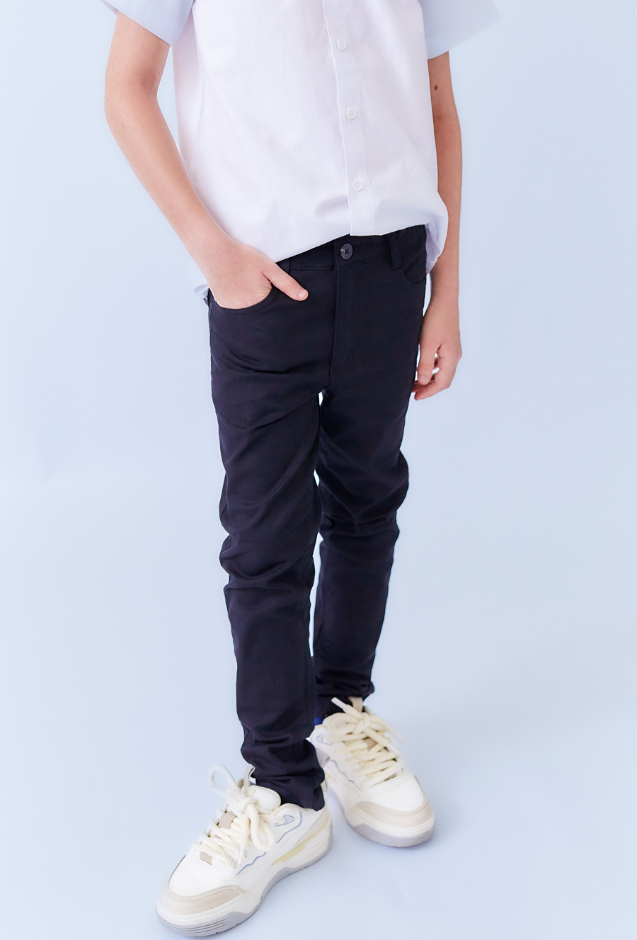 Czarne spodnie chłopięce slim. klasyczny fason