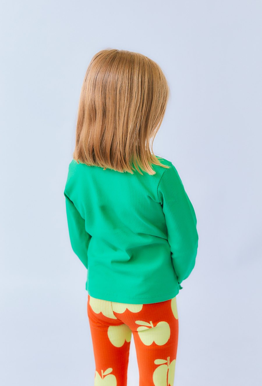 Zielona bluzka rib z haftowanym jabłuszkiem dla dziewczynki