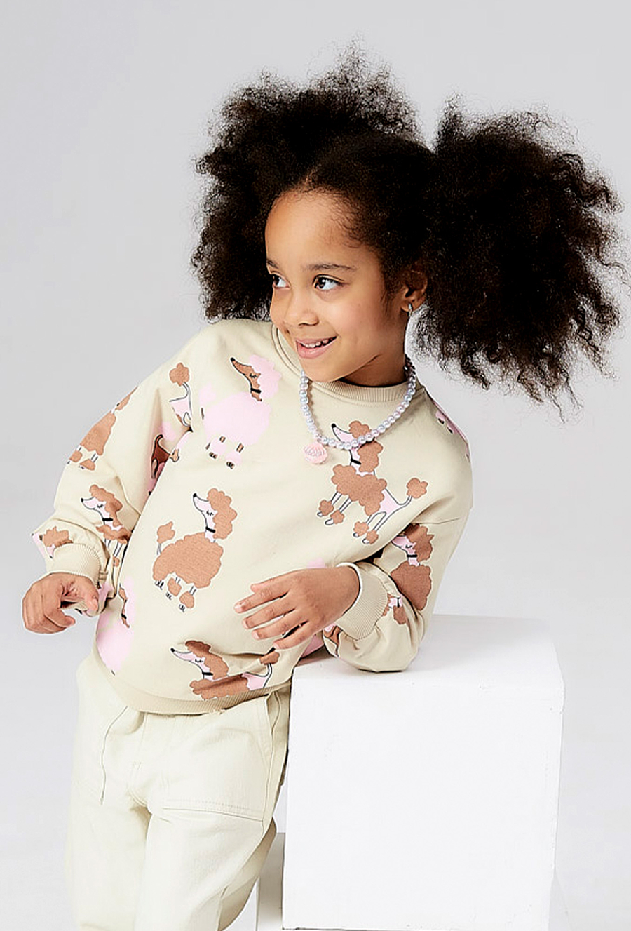 Dresowa bluza dla dziewczynki - beżowa w pieski - 510.15.