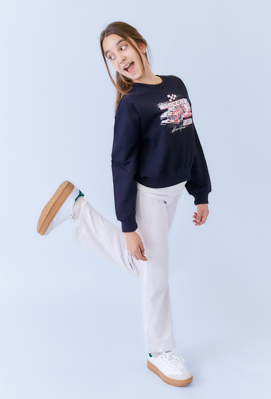 Czarna dziewczęca bluza z nadrukiem