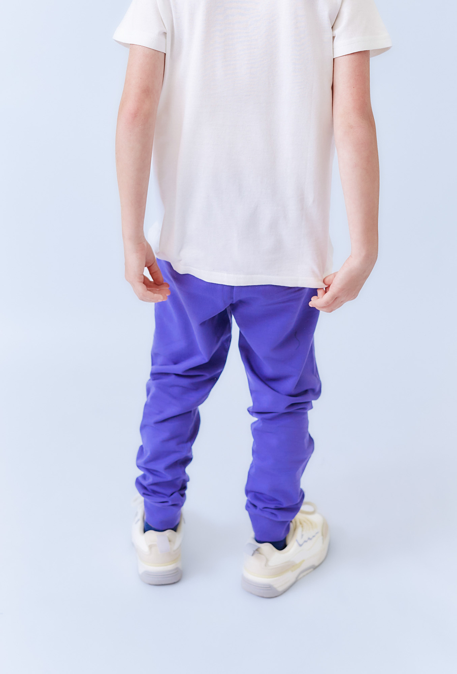 Fioletowe spodnie dresowe chłopięce slim