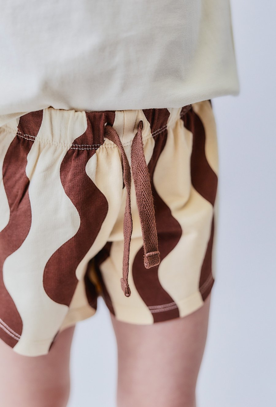 Szorty dziewczęce w brązowe fale