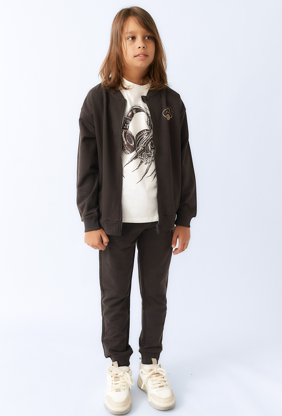 Spodnie dresowe chłopięce z małym nadrukiem deskorolki