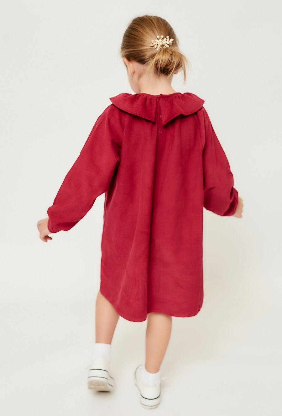 Sukienka z długim rękawem i szerokim kołnierzem