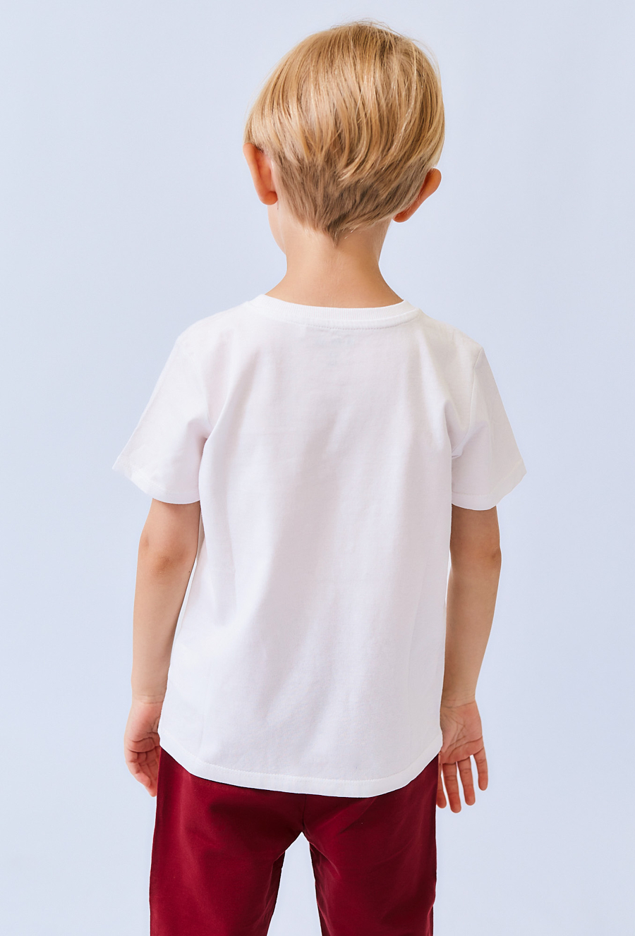 Biała koszulka chłopięca na WF z nadrukiem.