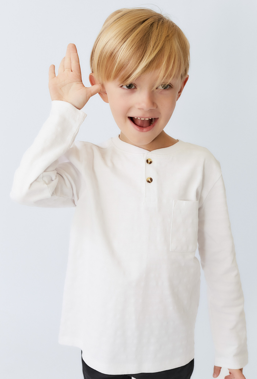 Biała bluzka chłopięca z długim rękawem – strukturalny materiał.