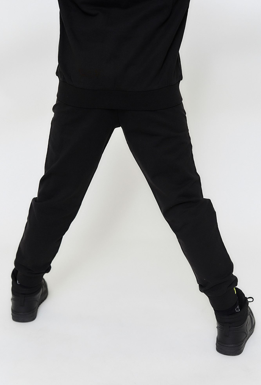Czarne spodnie dresowe - kontrastowe ściągacze