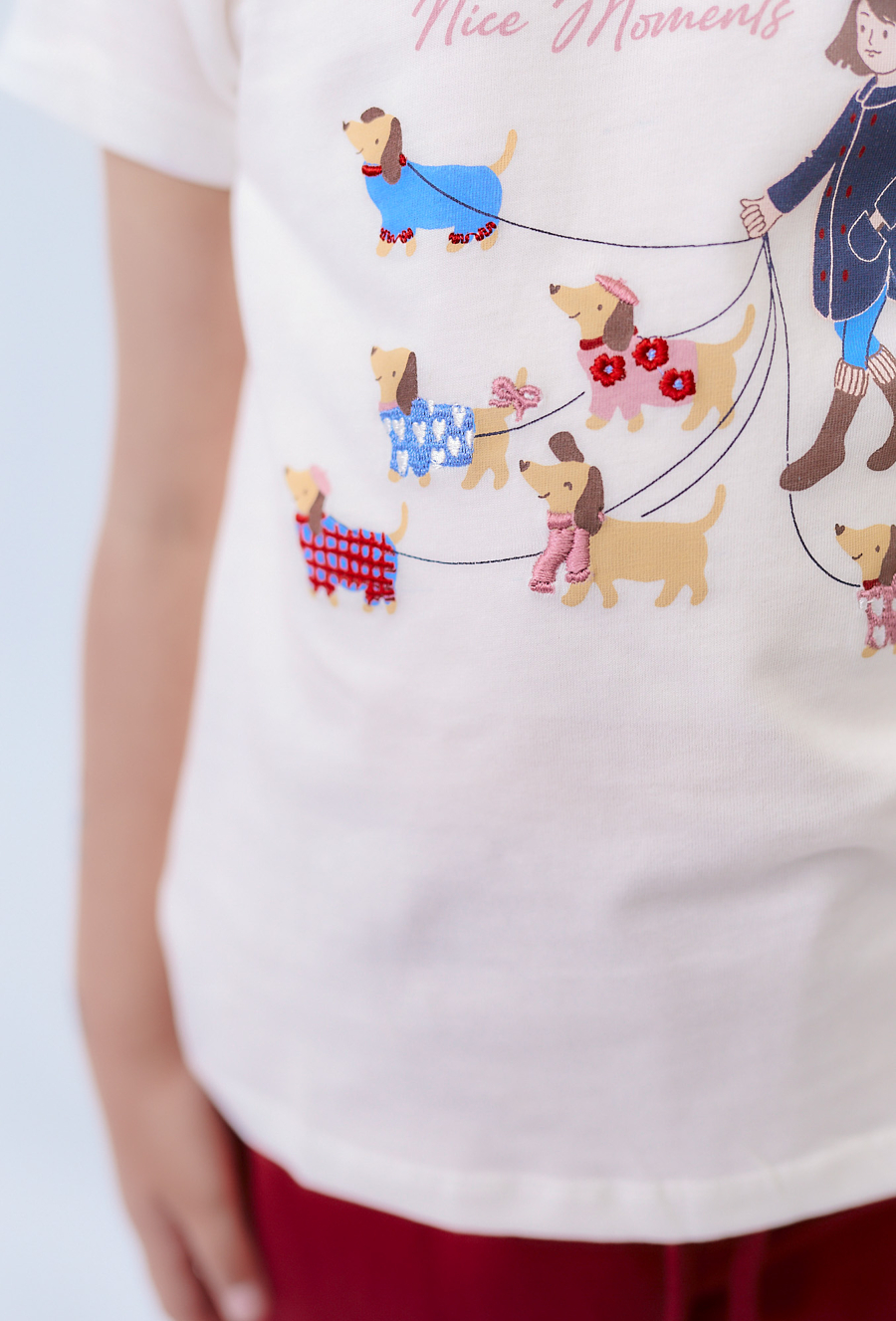 Koszulka ecru dziewczęca w pieski – haft i nadruk.