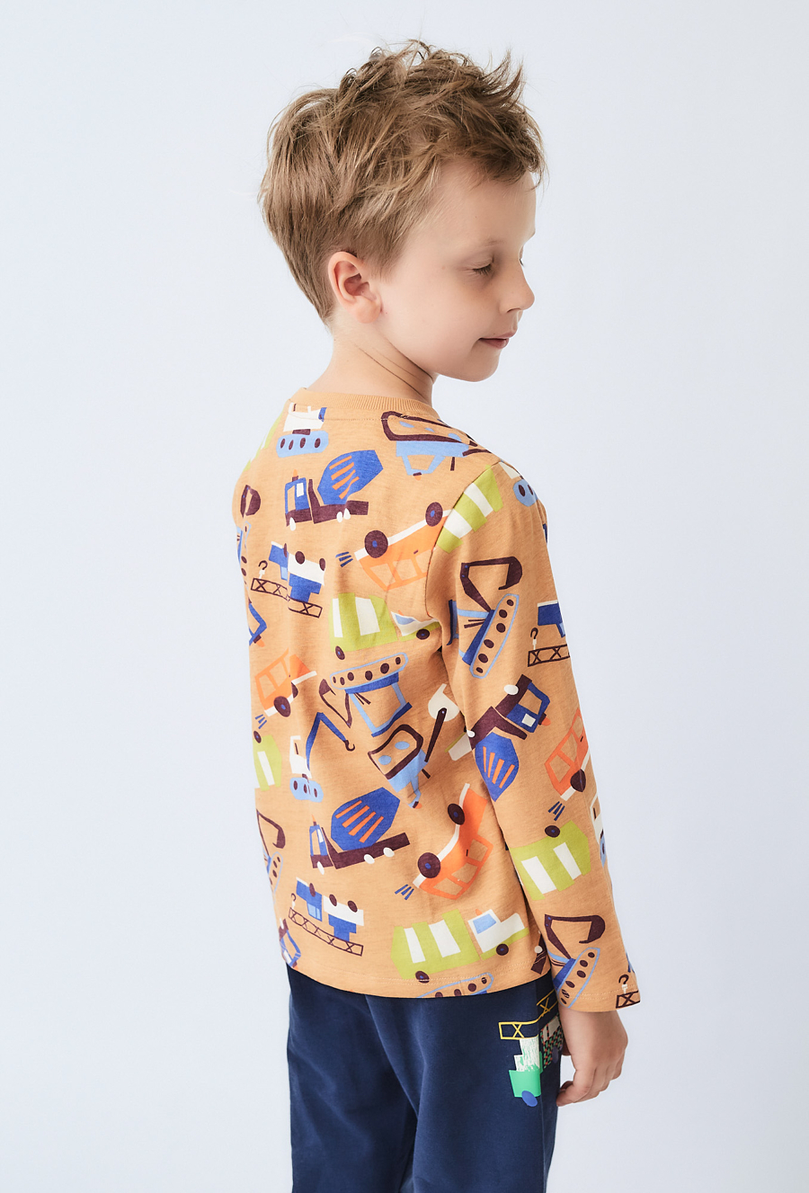 Brązowa bluzka chłopięca z długim rękawem i nadrukiem pojazdów.