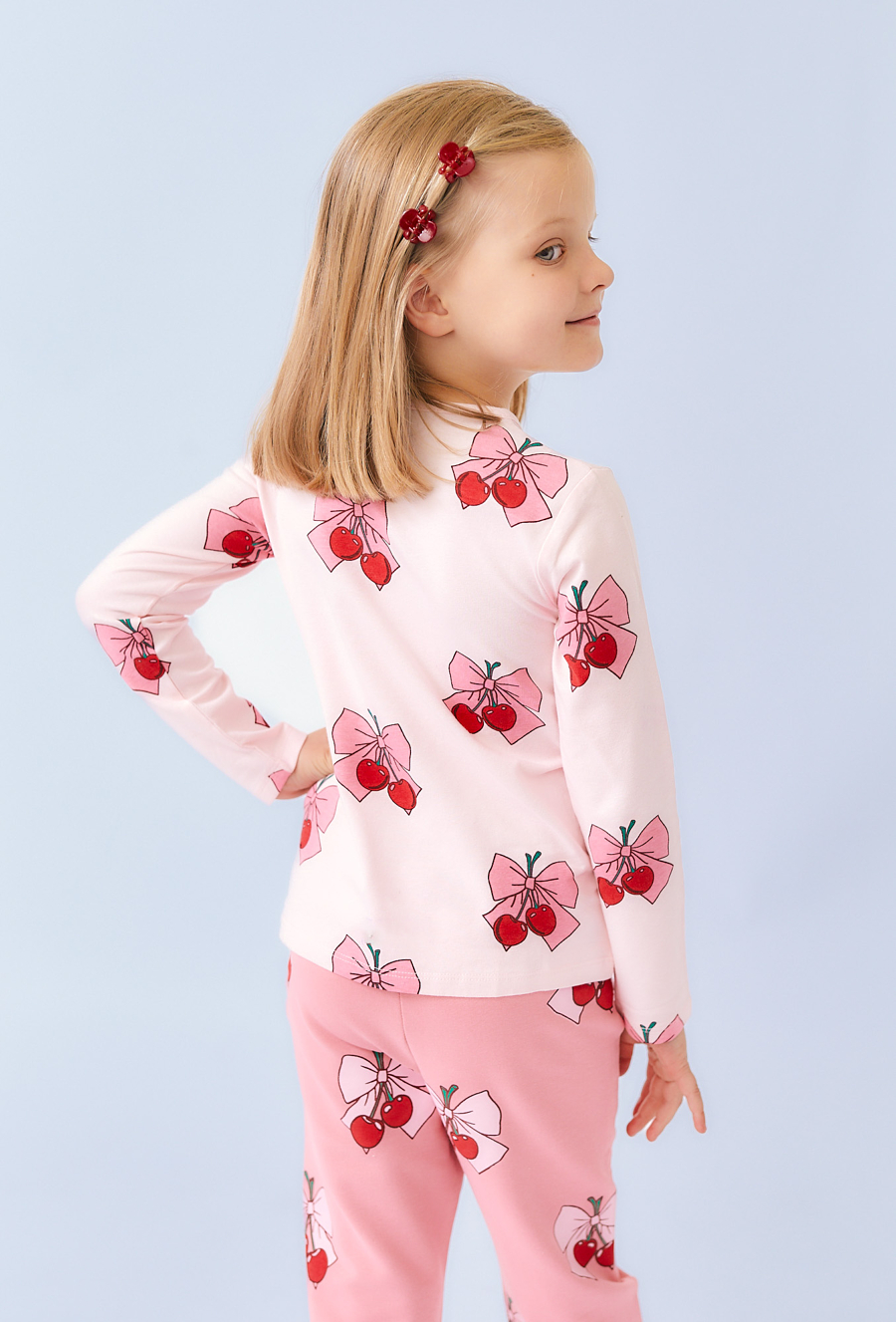 Różowa bluzka z nadrukiem kokardek z wisienkami