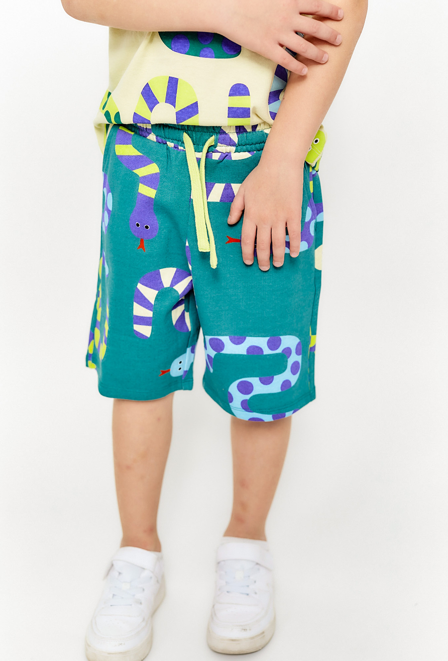Szorty chłopięce z kolorowym nadrukiem