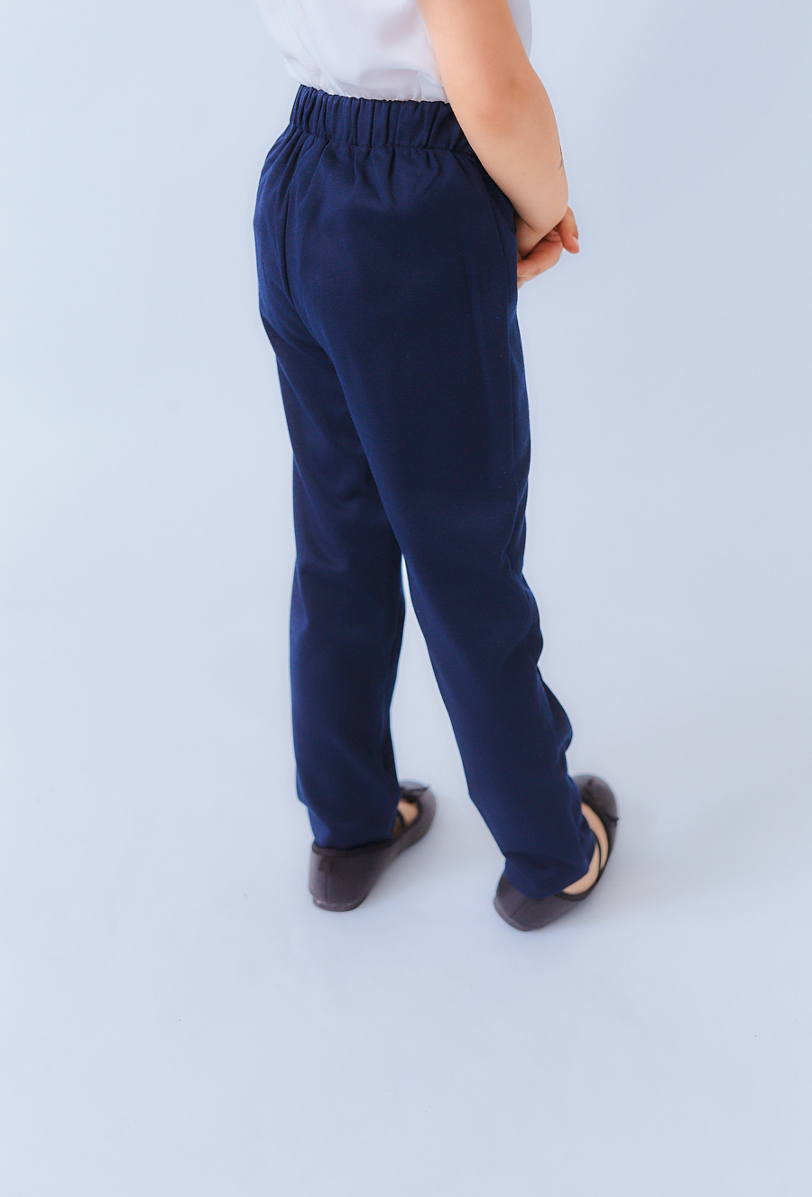 Granatowe spodnie dzianinowe dla dziewczynki – guziki.
