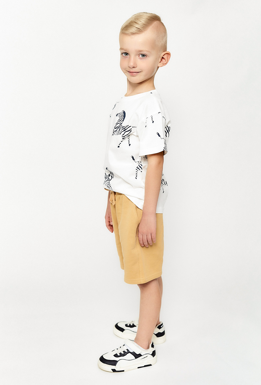 komplet ubrań na lato - biały t-shirt w zebry i szorty