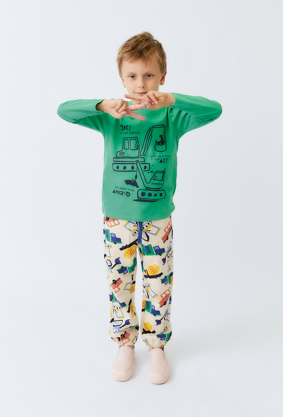 Bluzka dziecięca zielona z nadrukiem koparki.