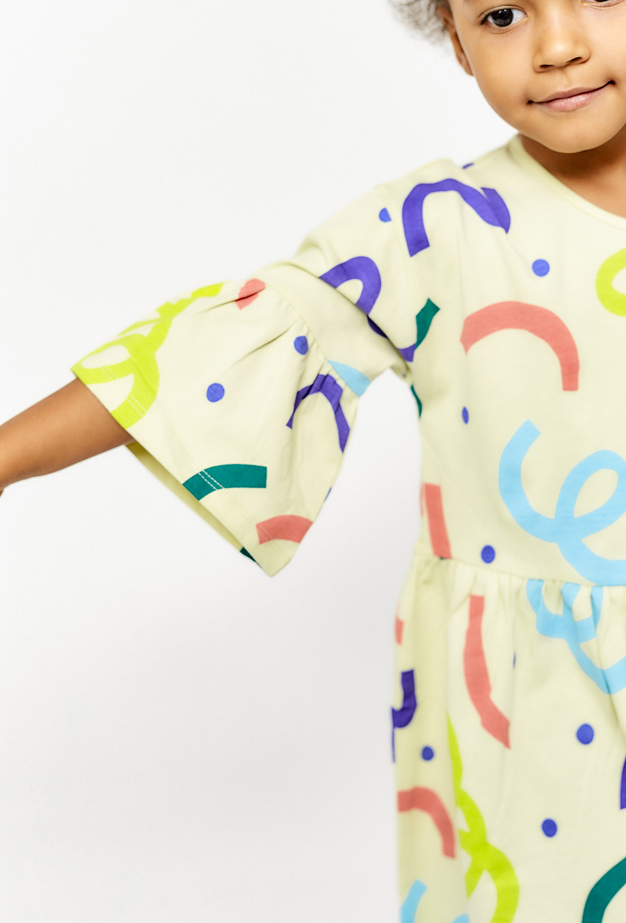 Sukienka w kolorowe wzory - rękaw 3/4