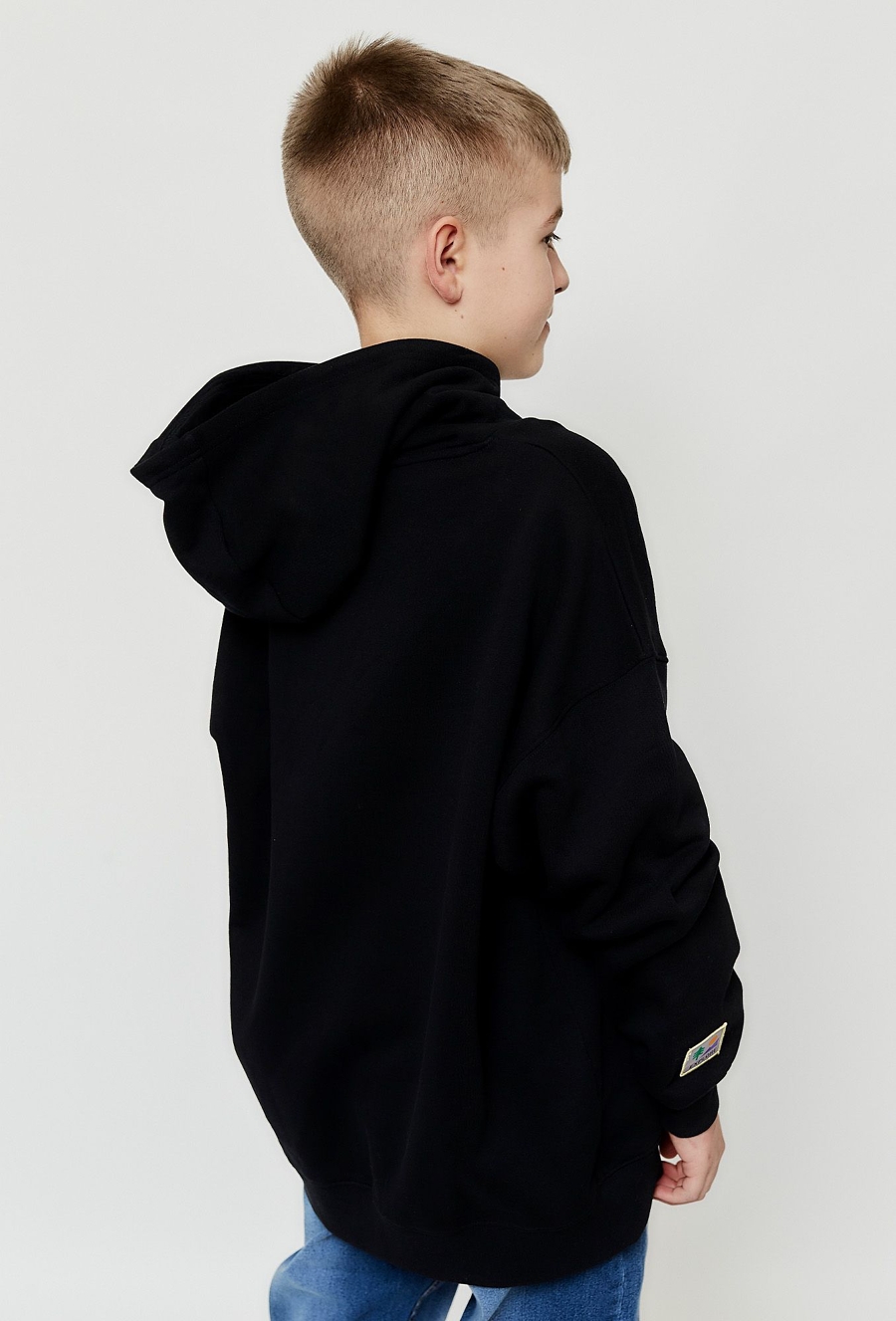 Nierozpinana bluza z kapturem i naszywkami