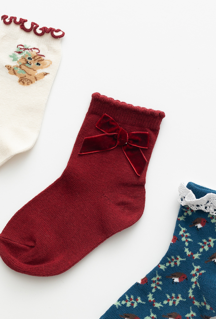 Skarpety dziewczęce 3-pak z dekoracyjnymi elementami.