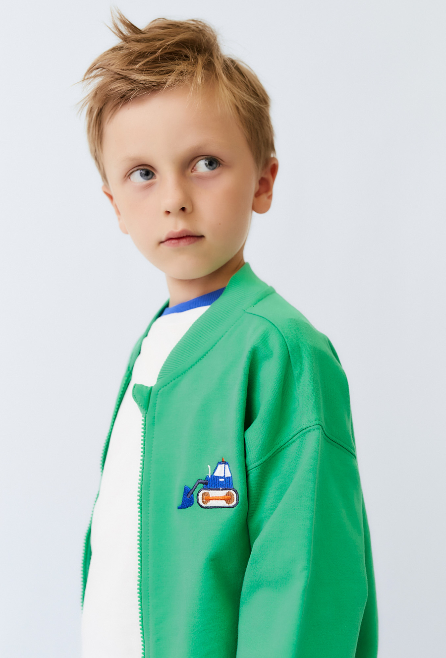 Bluza dziecięca zielona rozpinana na stójce z haftem.