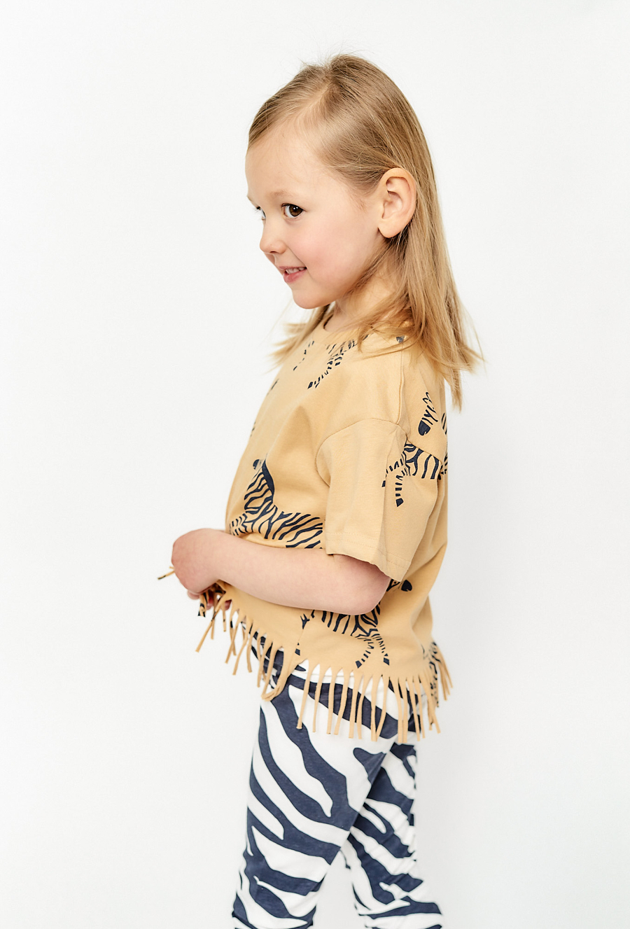 T-shirt dziewczęcy w zebry - beżowy z frędzlami