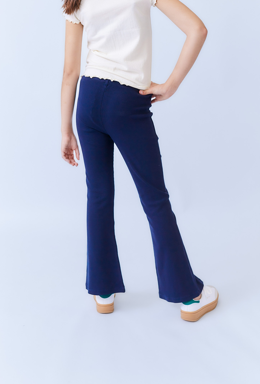 Granatowe legginsy dziewczęce flare z rozcięciami