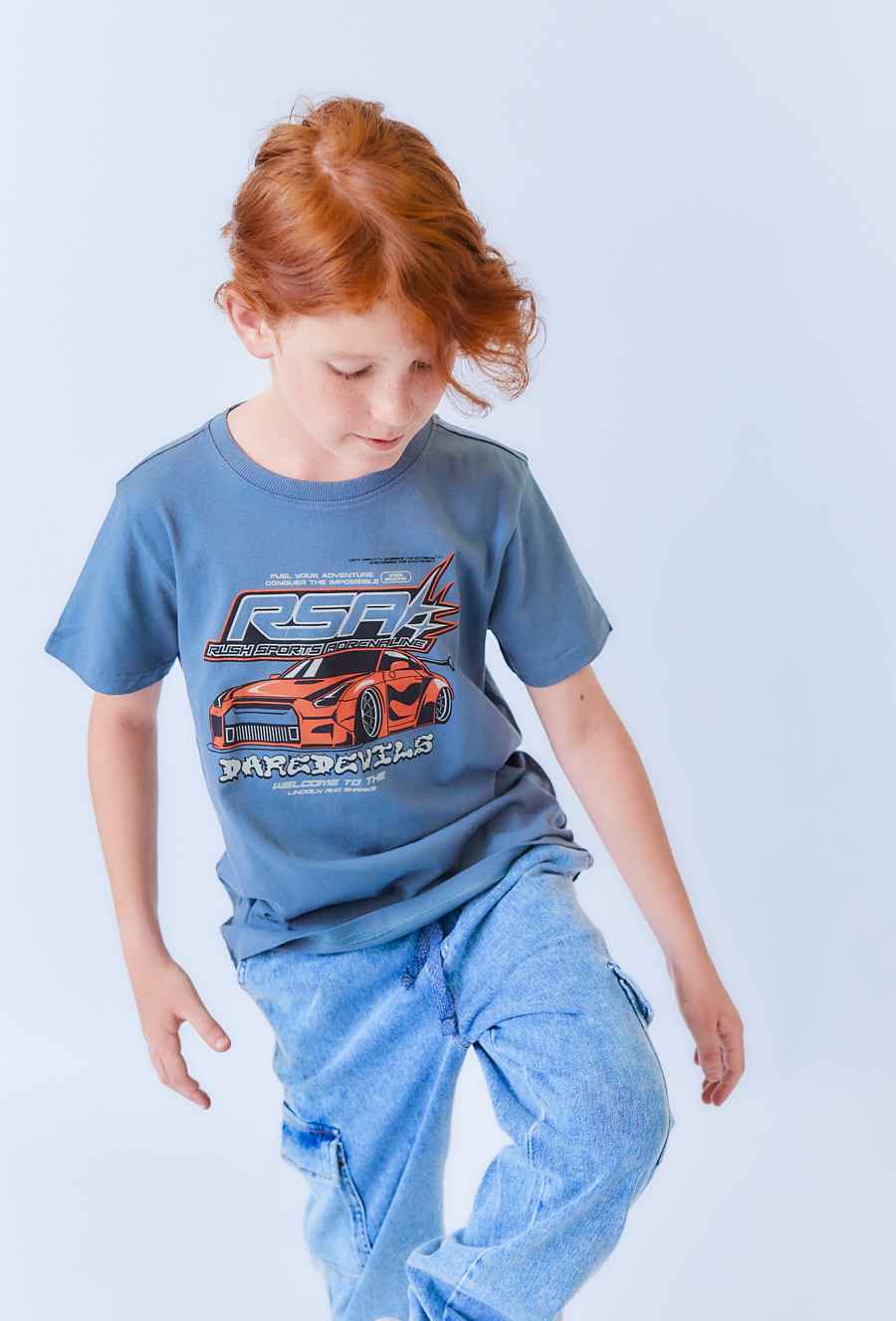 Koszulka chłopięca z nadrukiem sportowego auta