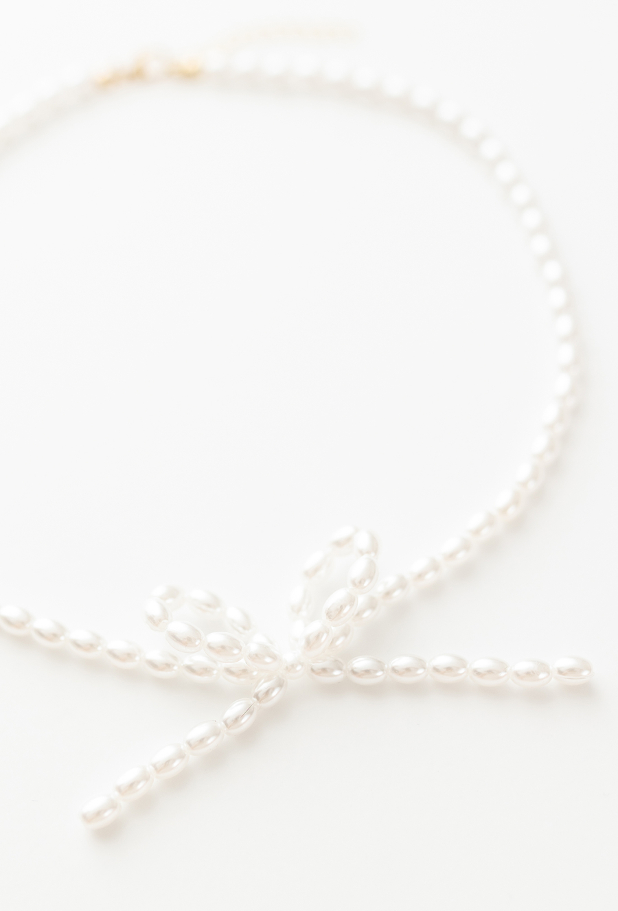 Naszyjnik z perełek z kokardką – biżuteria dla dziewczynki