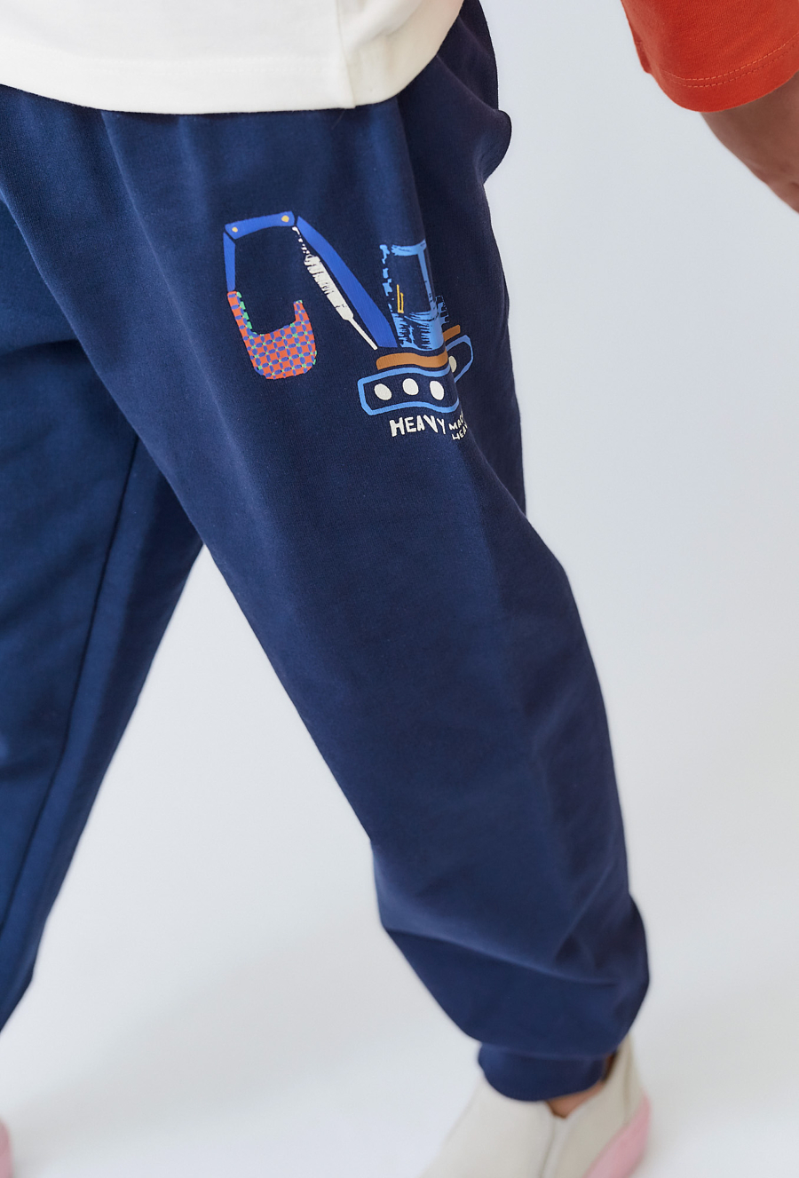 Granatowe spodnie dresowe dziecięce z nadrukiem aut.