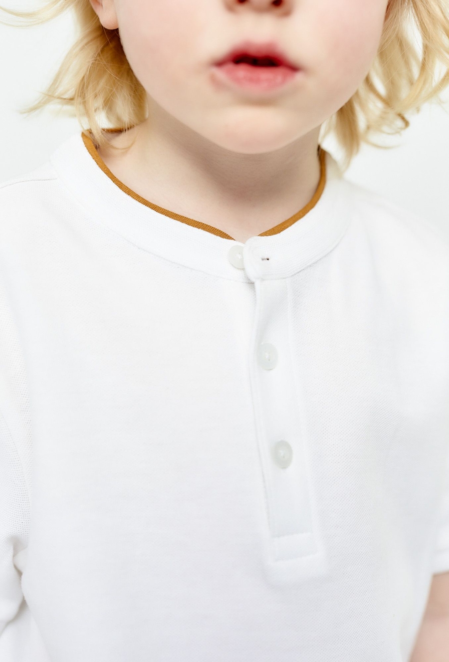 Biała koszulka henley dla chłopca