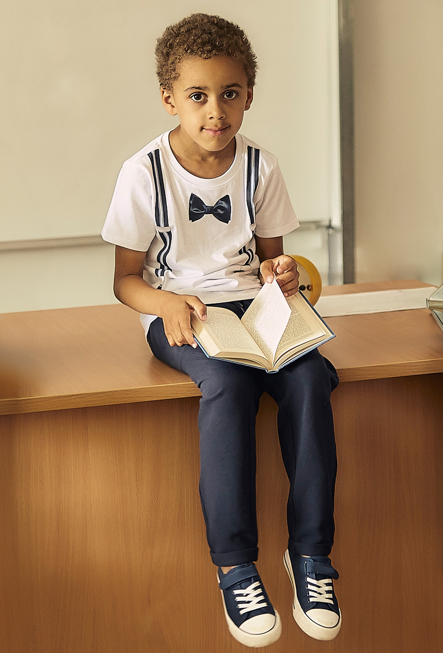 T-shirt biały z imitacją muchy i szelek - Max&Mia