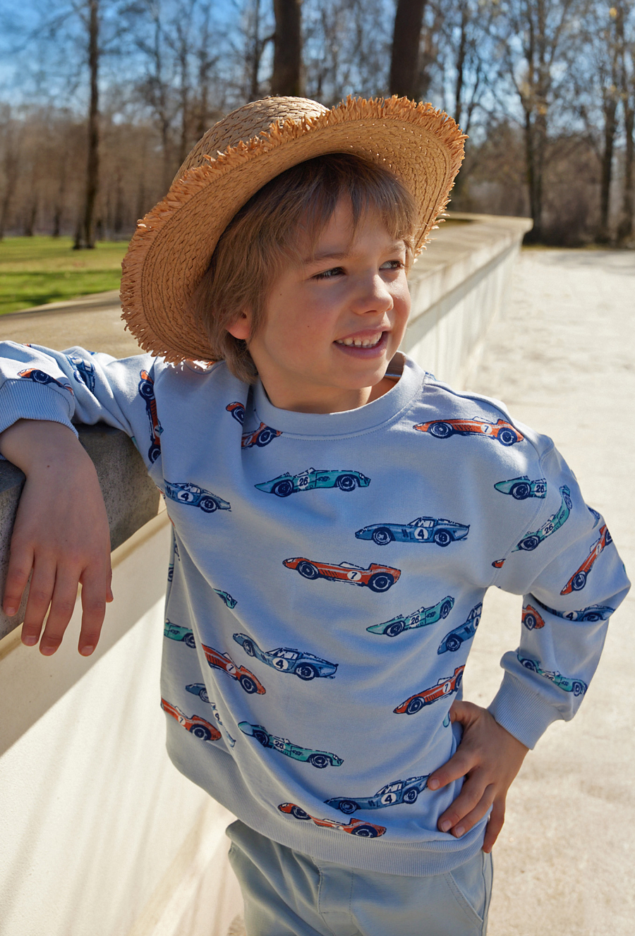 Niebieska bluza dresowa w kolorowe samochody