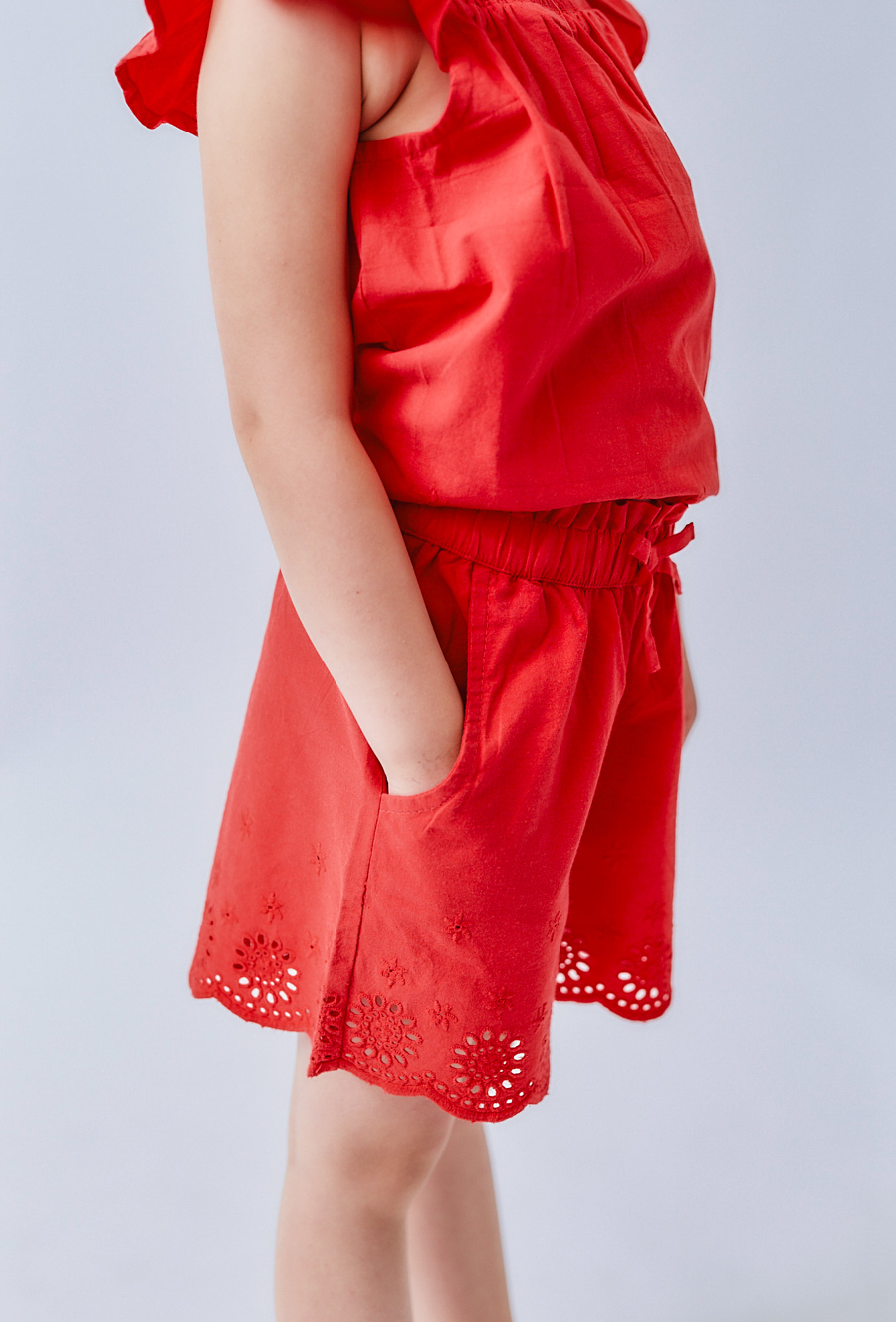 Szorty dziewczęce z ażurowym haftem - czerwone