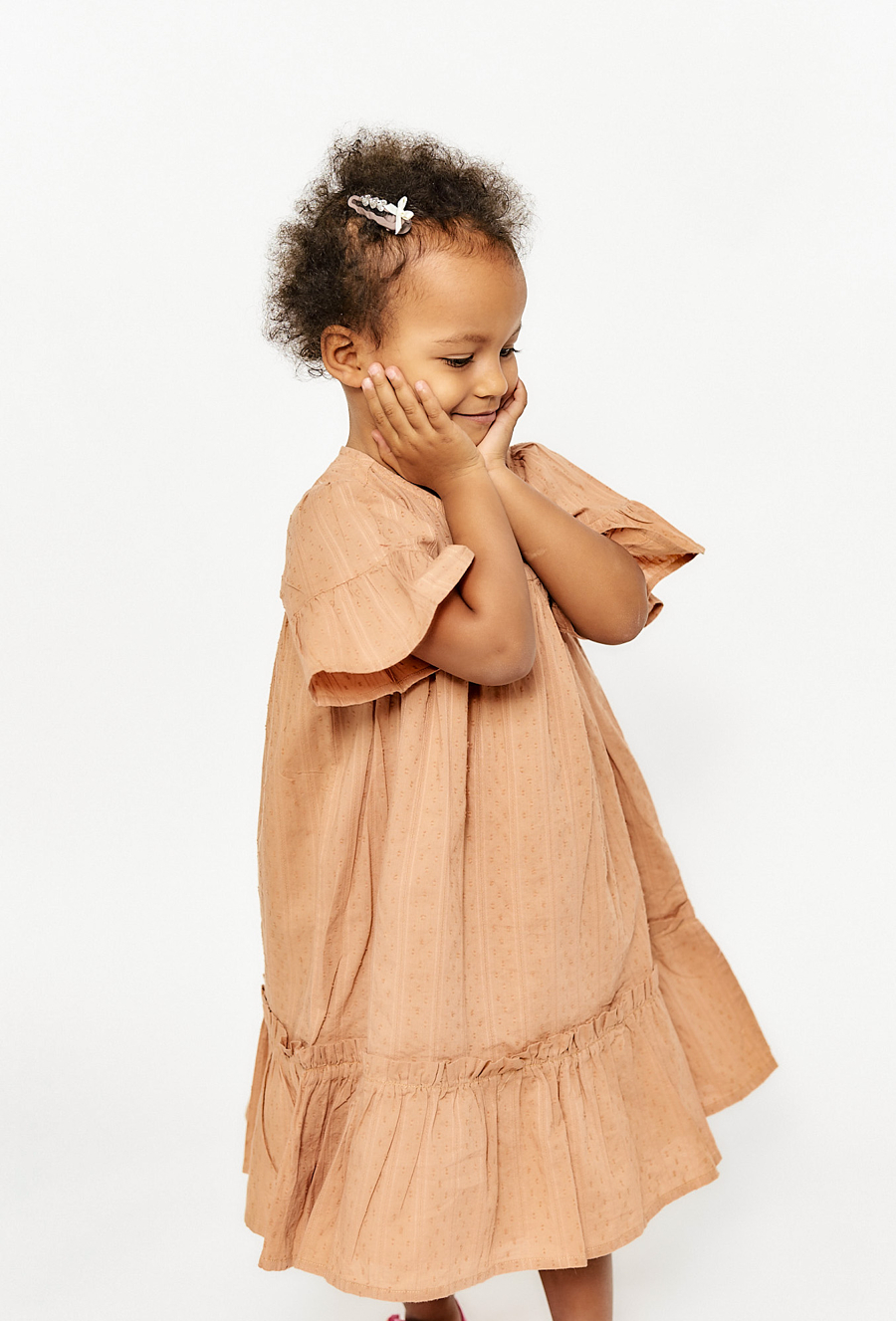 Sukienka z falbaną i szerokimi rękawami