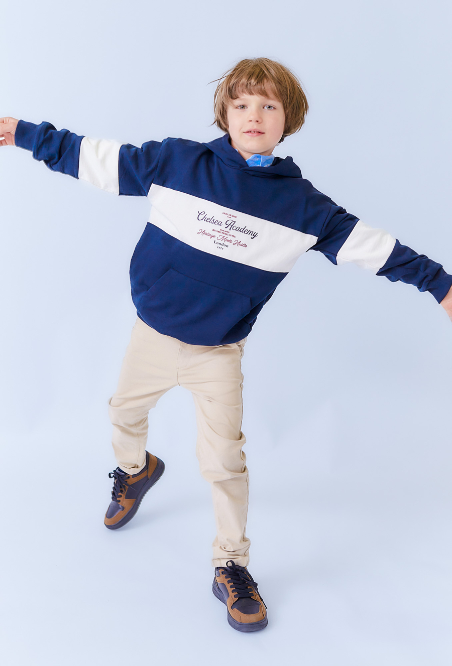 Granatowa bluza chłopięca z kapturem. blokowy fason