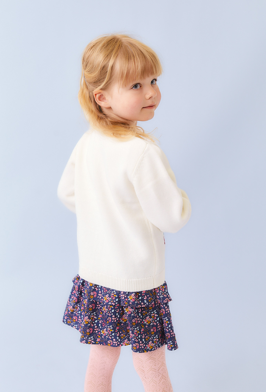 Dziewczęcy sweter ecru z kwiatowymi haftami.