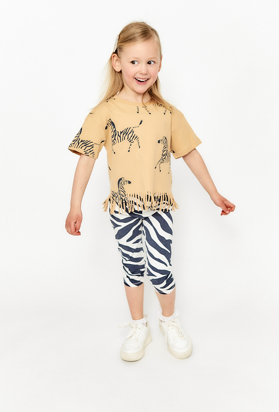 T-shirt dziewczęcy w zebry - beżowy z frędzlami