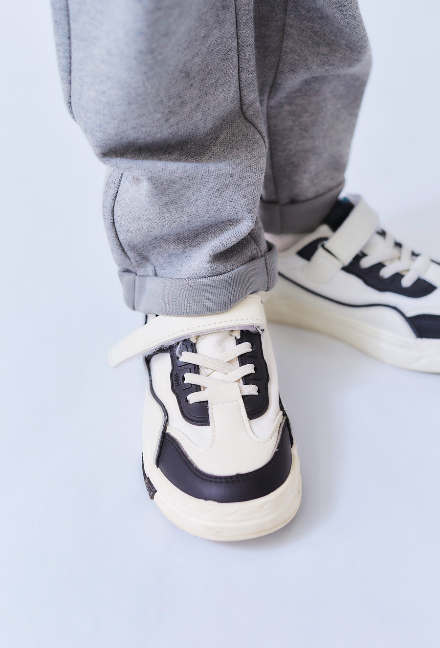 Szare spodnie dresowe dla chłopca z eleganckiej dzianiny