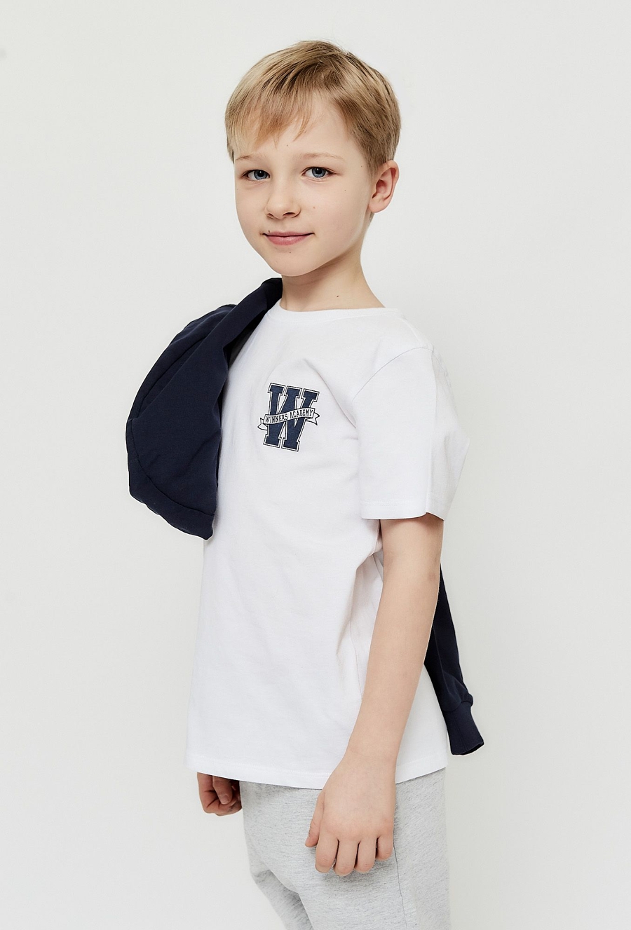 Klasyczny biały t-shirt chłopięcy