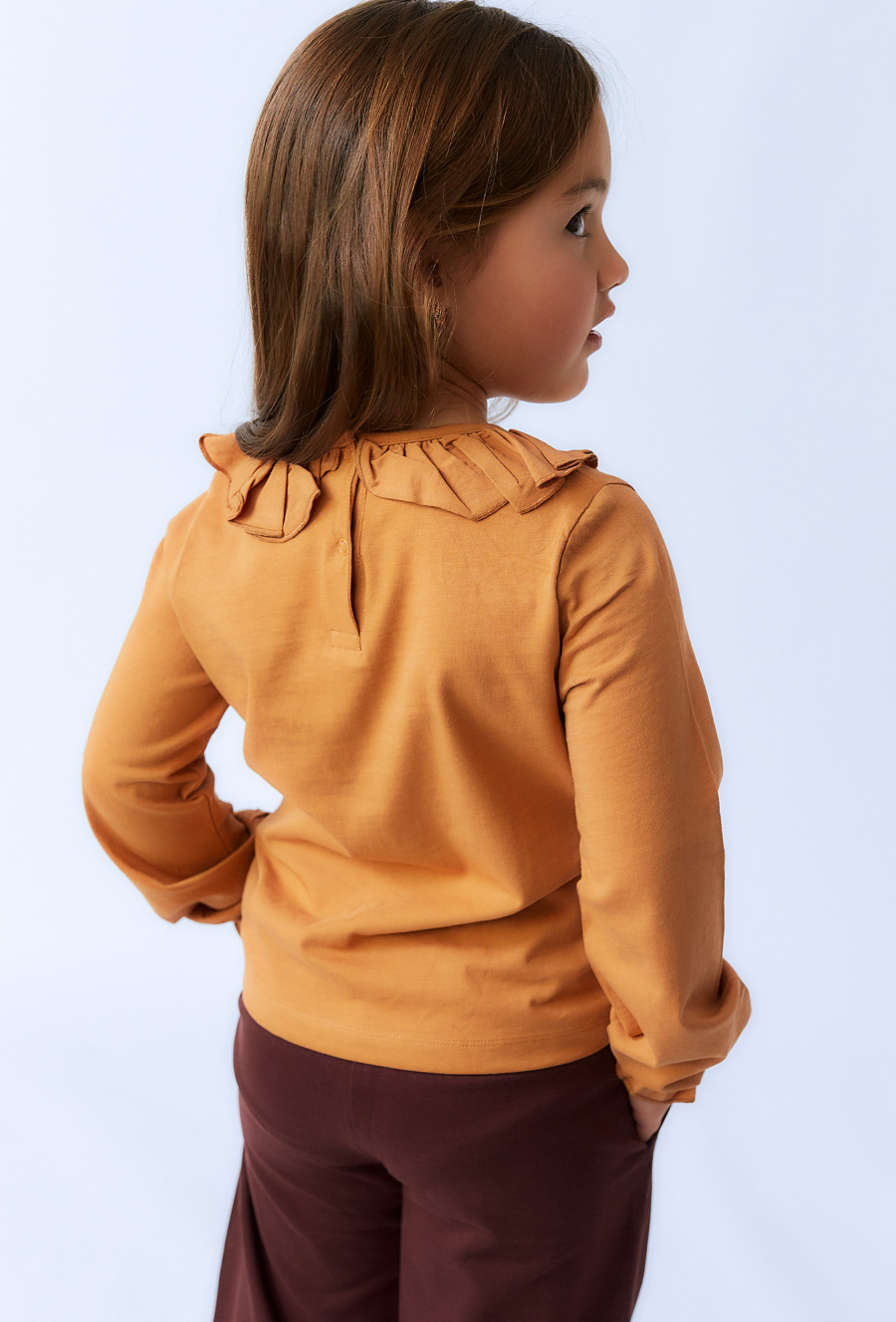 Bluzka dziewczęca z falbanką i haftowanymi kwiatami