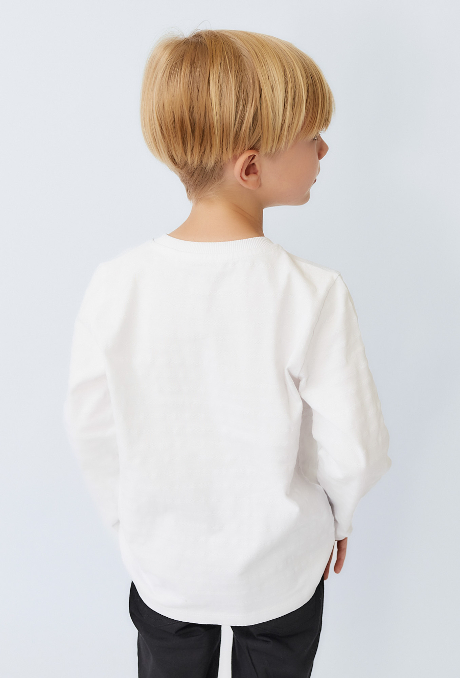 Biała bluzka chłopięca z długim rękawem – strukturalny materiał.