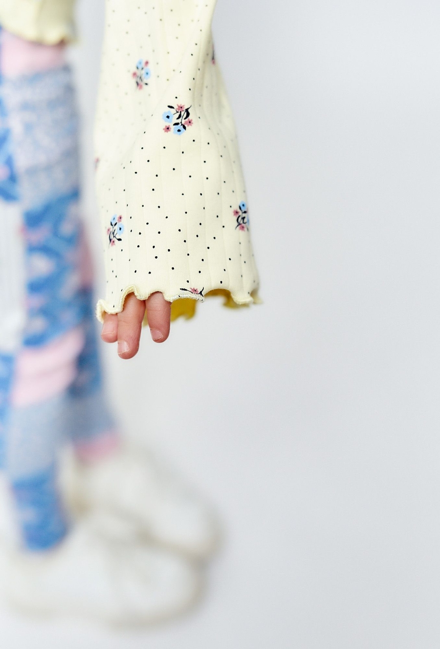 Bluzka z drobnym wzorem i falbankami